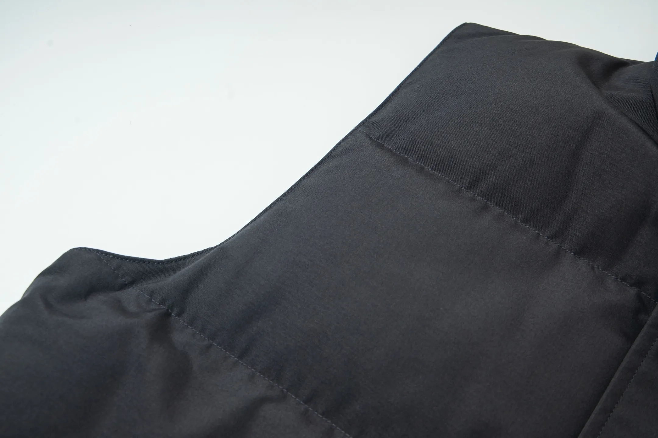 P360 Canada Goose/Canada Goose Black Label #Freestyle Crew 4151mb men's and women's vest down ➖ Imported Behringer embroidery machine customized 10,000-needle embroidery label! ➖ Imported 21-count polyester-cotton blended original fabric, using Feather-Light 10D waterproof coating fabric, made of 84.5% polyester fiber and 15.5% cotton, 100% the best feel in the entire network! ➖ The genuine official website uses the national standard 80 white duck down, and will never be misled by false claims such as 90 down or goose down! ➖ 100% nylon nylon lining with double double-layer sealing design to prevent velvet from running away. Top-grade polar fleece is used in the collar and pockets to keep warm and comfortable! ➖ Yoshida YKK provides original custom-made electroplated sliders. YKK two-way lockable zippers are tight and smooth and will not peel off paint! ➖ 3M composite original Velcro is durable, and all accessories and hardware are disassembled and customized! ⛔No slander, no exaggeration, no need for too much copywriting, because it is focused, it is professional!  SIZE: XS S M L XL XXL